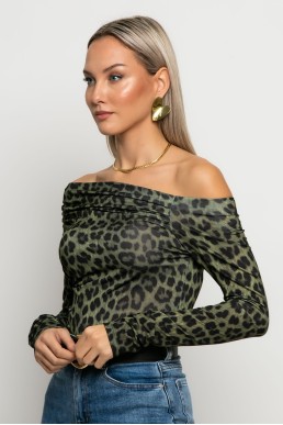 Μπλούζα με λοξή λαιμόκοψη και σούρες leopard print χακί